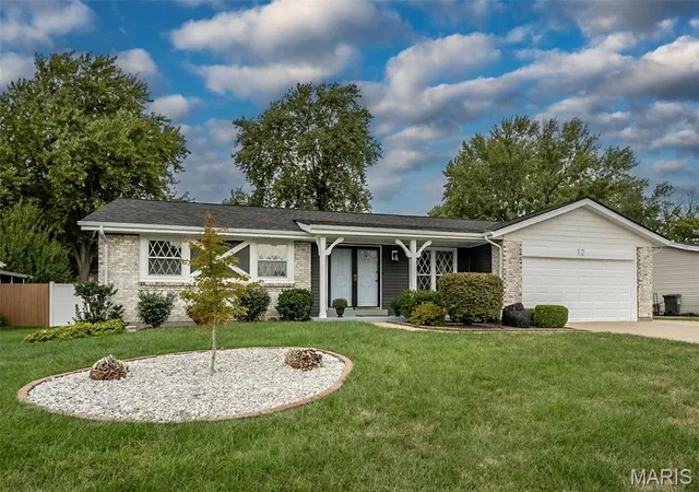 Photo 3 of Single family home for sale at 12 Oakridge W Dr, Saint Peters, MO 63376 | MLS# MIS26062851 | Listing updated on 2026-10-05