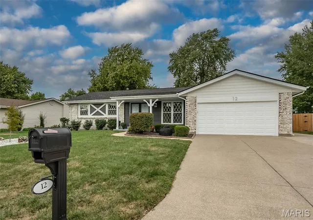 Photo 3 of Single family home for sale at 12 Oakridge W Dr, Saint Peters, MO 63376 | MLS# MIS26062851 | Listing updated on 2026-10-05