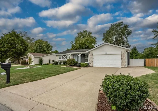 Photo 4 of Single family home for sale at 12 Oakridge W Dr, Saint Peters, MO 63376 | MLS# MIS26062851 | Listing updated on 2026-10-05