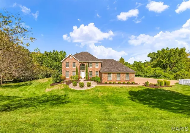 Photo 3 of Sale Pending at 4964 Sunset Oaks Ln, Saint Louis, MO 63128 | MLS# MIS26062852 | Listing updated on 2026-10-03