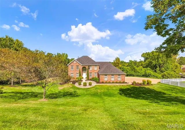 Photo 4 of Sale Pending at 4964 Sunset Oaks Ln, Saint Louis, MO 63128 | MLS# MIS26062852 | Listing updated on 2026-10-03