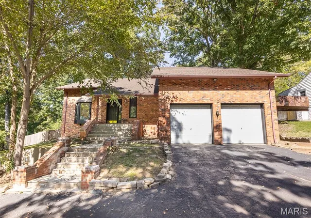 Photo 1 of Single family home for sale at 32 Windsor Dr, Belleville, IL 62223 | MLS# MIS26062871 | Listing updated on 2026-10-04