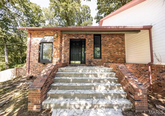 Photo 3 of Single family home for sale at 32 Windsor Dr, Belleville, IL 62223 | MLS# MIS26062871 | Listing updated on 2026-10-04