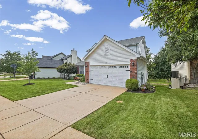 Photo 2 of Single family home for sale at 9757 Tesson Crk Ests Dr, Saint Louis, MO 63123 | MLS# MIS26062879 | Listing updated on 2026-10-03