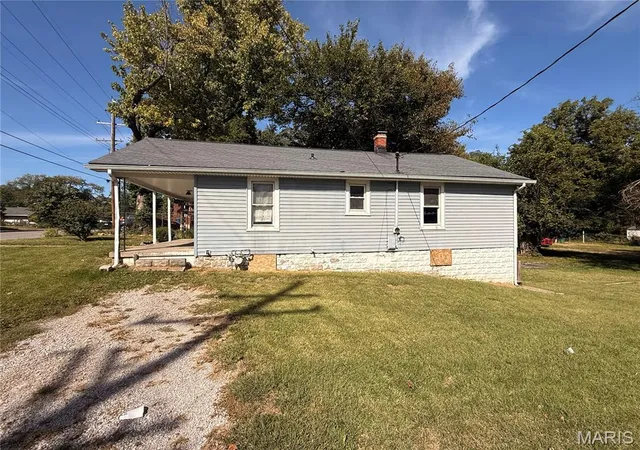 Photo 3 of Single family home for sale at 2201 Johnson St, Alton, IL 62002 | MLS# MIS26062888 | Listing updated on 2026-10-02