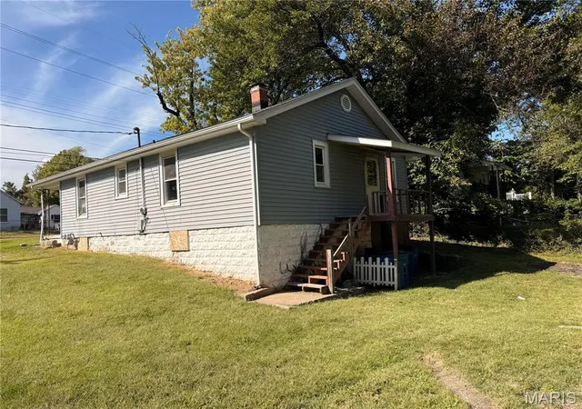 Photo 3 of Single family home for sale at 2201 Johnson St, Alton, IL 62002 | MLS# MIS26062888 | Listing updated on 2026-10-02