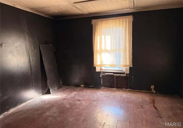 Photo 4 of Single family home for sale at 2201 Johnson St, Alton, IL 62002 | MLS# MIS26062888 | Listing updated on 2026-10-02