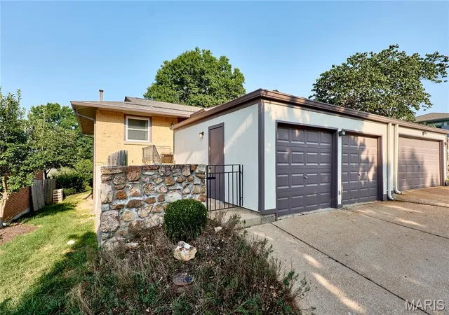 Photo 1 of Condo for sale at 987 Barbizon Dr, Manchester, MO 63021 | MLS# MIS26062898 | Listing updated on 2026-10-02