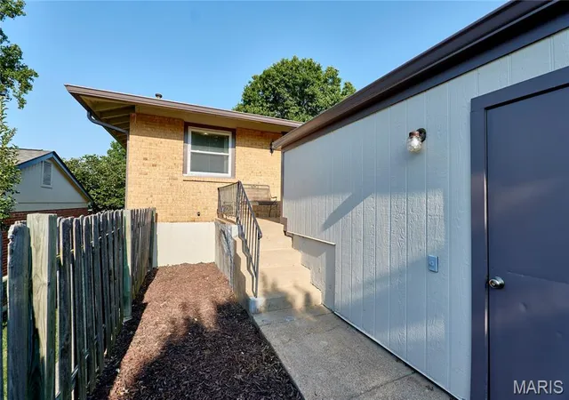 Photo 2 of Condo for sale at 987 Barbizon Dr, Manchester, MO 63021 | MLS# MIS26062898 | Listing updated on 2026-10-02