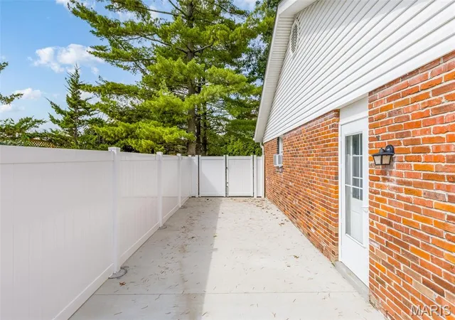 Photo 3 of Single family home for sale at 148 Spring Oaks Dr, Ballwin, MO 63011 | MLS# MIS26062899 | Listing updated on 2026-10-05