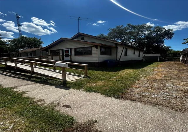 Photo 2 of Single family home for sale at 336 Goulding St, East Alton, IL 62024 | MLS# MIS26062901 | Listing updated on 2026-09-29