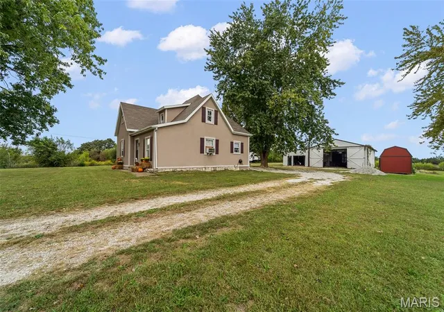 Photo 3 of Sale Pending at 2121 County Rd 362, New Bloomfield, MO 65063 | MLS# MIS26062922 | Listing updated on 2026-10-05