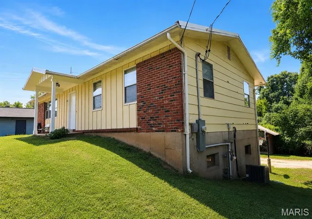 Photo 2 of Single family home for sale at 5904 Starlight Dr, High Ridge, MO 63049 | MLS# MIS26062923 | Listing updated on 2026-10-07