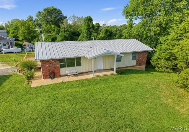 Photo 3 of Single family home for sale at 5904 Starlight Dr, High Ridge, MO 63049 | MLS# MIS26062923 | Listing updated on 2026-10-07