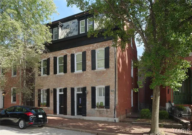 Photo 1 of Single family home for sale at 1828 S 8th Street, Saint Louis, MO 63104 | MLS# MIS26062931 | Listing updated on 2026-10-09