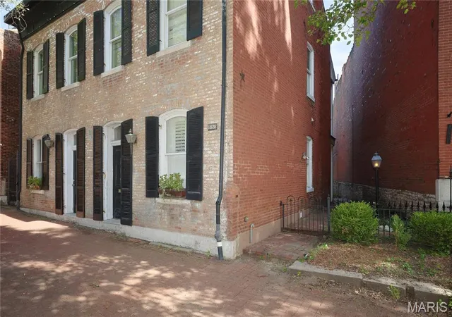 Photo 2 of Single family home for sale at 1828 S 8th Street, Saint Louis, MO 63104 | MLS# MIS26062931 | Listing updated on 2026-10-09