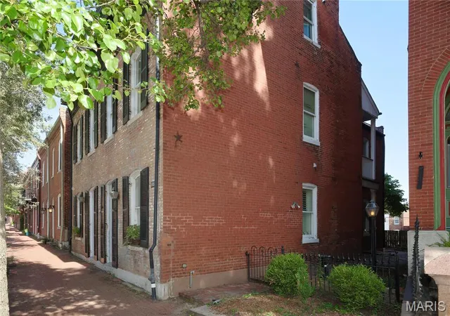 Photo 3 of Single family home for sale at 1828 S 8th Street, Saint Louis, MO 63104 | MLS# MIS26062931 | Listing updated on 2026-10-09