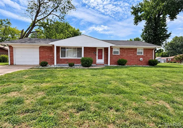 Photo 1 of Single family home for sale at 208 Hollandia Dr, Fairview Heights, IL 62208 | MLS# MIS26062932 | Listing updated on 2026-10-02