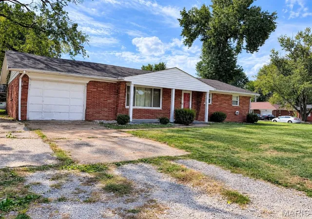 Photo 2 of Single family home for sale at 208 Hollandia Dr, Fairview Heights, IL 62208 | MLS# MIS26062932 | Listing updated on 2026-10-02