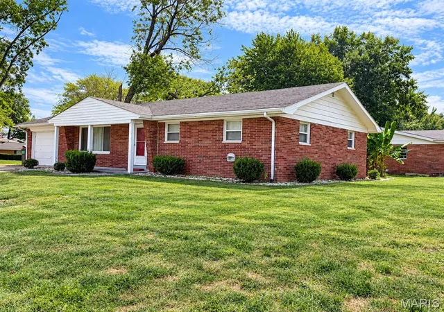 Photo 3 of Single family home for sale at 208 Hollandia Dr, Fairview Heights, IL 62208 | MLS# MIS26062932 | Listing updated on 2026-10-02