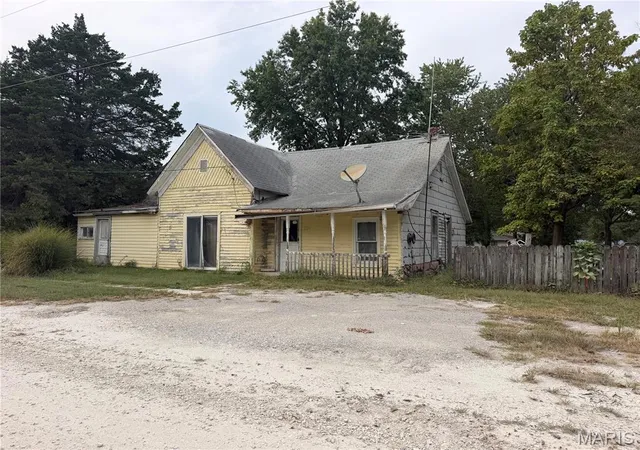 Photo 3 of Sale Pending at 201 Bellflower St, Bellflower, MO 63333 | MLS# MIS26062959 | Listing updated on 2026-10-06