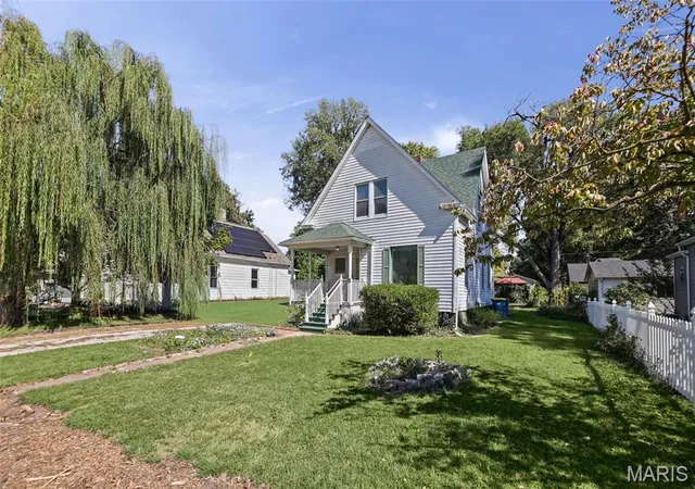 Photo 2 of Sale Pending at 850 Holyoake Rd, Edwardsville, IL 62025 | MLS# MIS26062964 | Listing updated on 2026-10-03