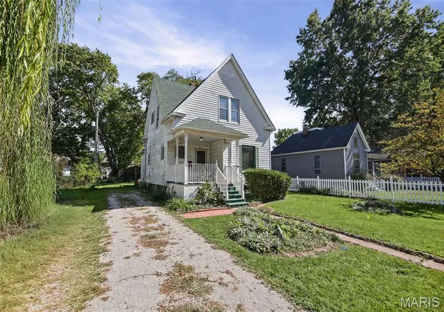 Photo 3 of Sale Pending at 850 Holyoake Rd, Edwardsville, IL 62025 | MLS# MIS26062964 | Listing updated on 2026-10-03