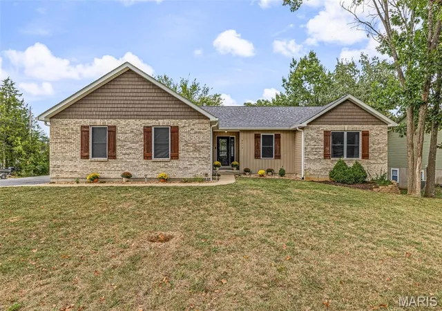 Photo 3 of Single family home for sale at 9814 Ridgecrest Dr, Hillsboro, MO 63050 | MLS# MIS26062983 | Listing updated on 2026-10-07