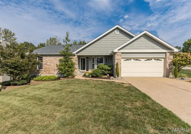 Photo 1 of Sale Pending at 3001 Oakstowne Pl, Saint Louis, MO 63129 | MLS# MIS26062994 | Listing updated on 2026-10-04