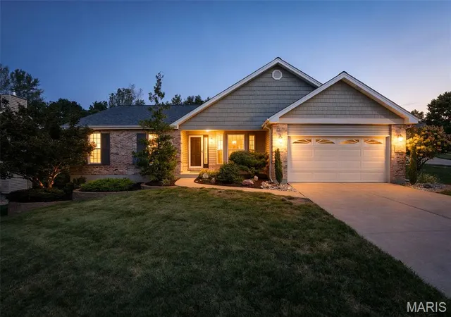 Photo 2 of Sale Pending at 3001 Oakstowne Pl, Saint Louis, MO 63129 | MLS# MIS26062994 | Listing updated on 2026-10-04
