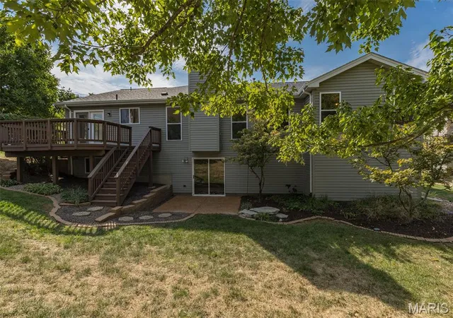 Photo 3 of Sale Pending at 3001 Oakstowne Pl, Saint Louis, MO 63129 | MLS# MIS26062994 | Listing updated on 2026-10-04