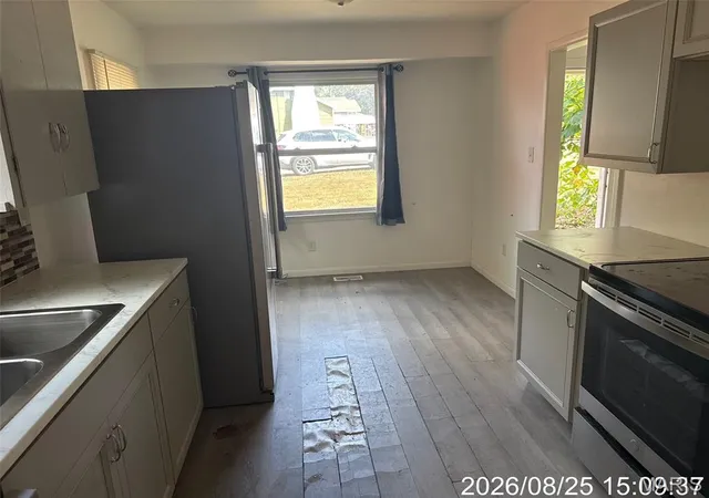 Photo 3 of Single family home for sale at 867 W Park Manor Blvd, Lebanon, MO 65536 | MLS# MIS26062999 | Listing updated on 2026-10-02