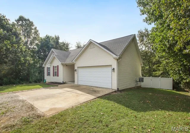 Photo 3 of Single family home for sale at 528 Bluebird Ln, Saint Clair, MO 63077 | MLS# MIS26063004 | Listing updated on 2026-10-05