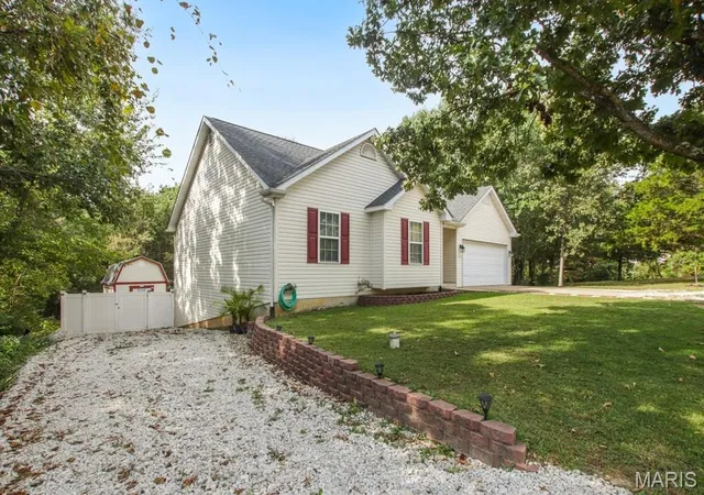 Photo 3 of Single family home for sale at 528 Bluebird Ln, Saint Clair, MO 63077 | MLS# MIS26063004 | Listing updated on 2026-10-05