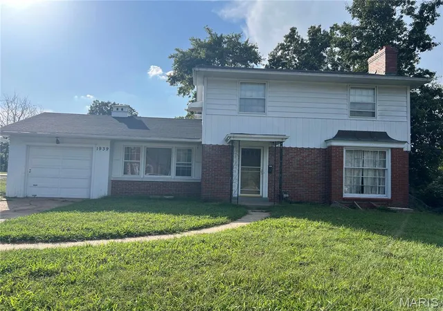 Photo 1 of Single family home for sale at 1939 Dyer Ave, Saint Louis, MO 63114 | MLS# MIS26063005 | Listing updated on 2026-10-04