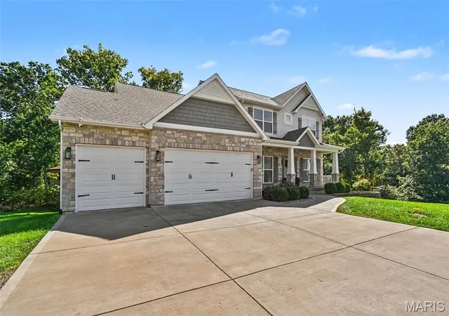 Photo 2 of Single family home for sale at 904 Old Nicholas Ct, Fenton, MO 63026 | MLS# MIS26063010 | Listing updated on 2026-10-04