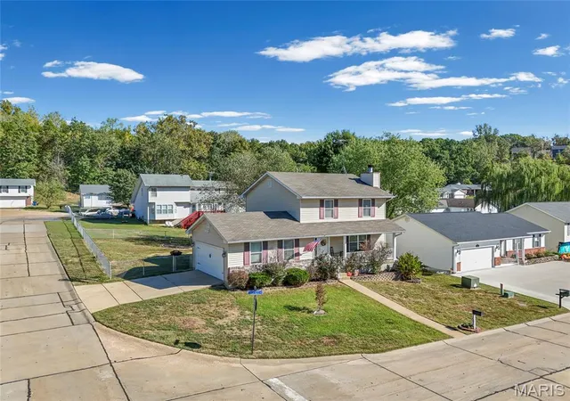 Photo 3 of Single family home for sale at 1095 Eagle Nest Dr, Festus, MO 63028 | MLS# MIS26063011 | Listing updated on 2026-10-09