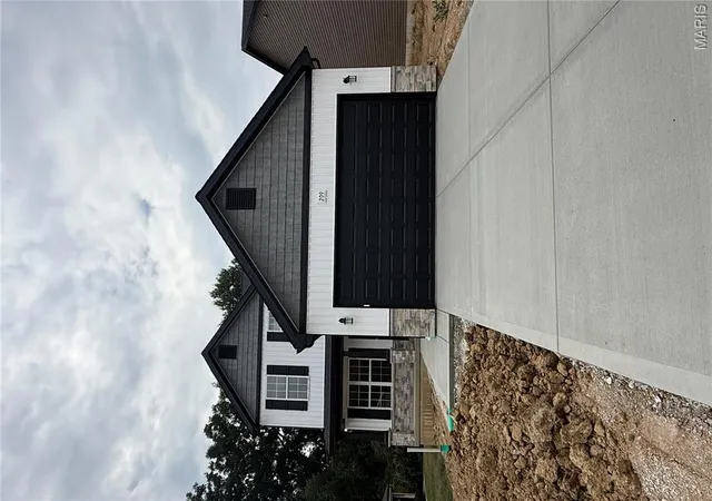 Photo 3 of Single family home for sale at 209 John St, Troy, MO 63379 | MLS# MIS26063016 | Listing updated on 2026-09-30