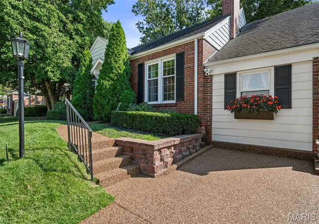 Photo 3 of Single family home for sale at 8528 Douglas Ct, Saint Louis, MO 63144 | MLS# MIS26063029 | Listing updated on 2026-10-07