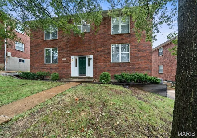 Photo 2 of Sale Pending at 10372 Parkman Dr, Saint Louis, MO 63123 | MLS# MIS26063047 | Listing updated on 2026-10-04