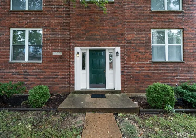 Photo 3 of Sale Pending at 10372 Parkman Dr, Saint Louis, MO 63123 | MLS# MIS26063047 | Listing updated on 2026-10-04