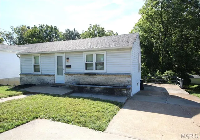 Photo 1 of Single family home for sale at 8916 Higginson Dr, Saint Louis, MO 63121 | MLS# MIS26063049 | Listing updated on 2026-10-02