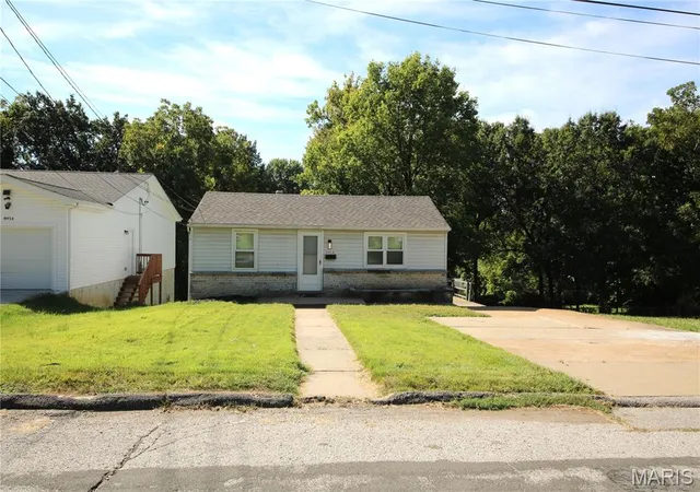 Photo 3 of Single family home for sale at 8916 Higginson Dr, Saint Louis, MO 63121 | MLS# MIS26063049 | Listing updated on 2026-10-02