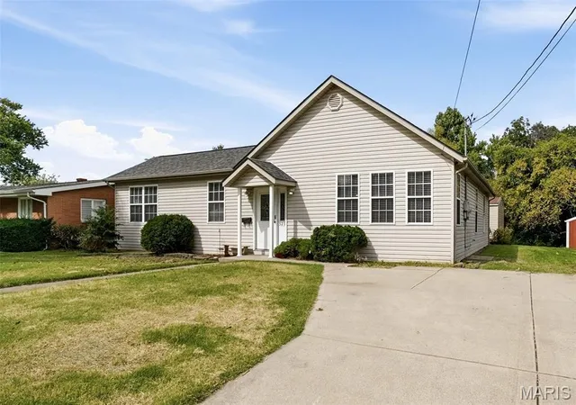 Photo 3 of Single family home for sale at 523 W Bottom Ave, Columbia, IL 62236 | MLS# MIS26063057 | Listing updated on 2026-10-03