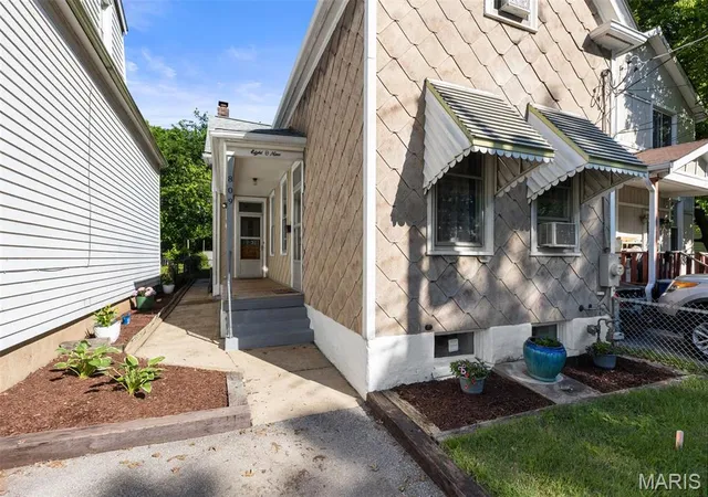 Photo 2 of Sale Pending at 809 Military Rd, Saint Louis, MO 63125 | MLS# MIS26063058 | Listing updated on 2026-10-04