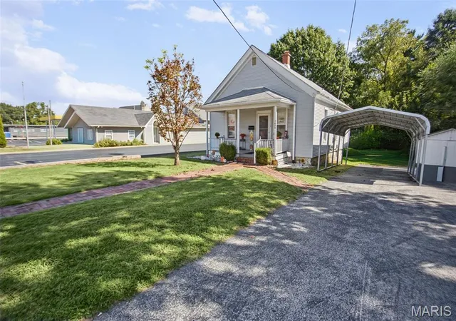 Photo 3 of Sale Pending at 1629 Main St, Alton, IL 62002 | MLS# MIS26063059 | Listing updated on 2026-10-04