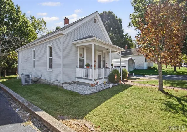 Photo 3 of Sale Pending at 1629 Main St, Alton, IL 62002 | MLS# MIS26063059 | Listing updated on 2026-10-04