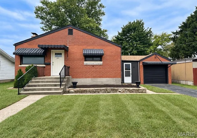 Photo 1 of Single family home for sale at 211 Niagara St, East Alton, IL 62024 | MLS# MIS26063065 | Listing updated on 2026-10-06