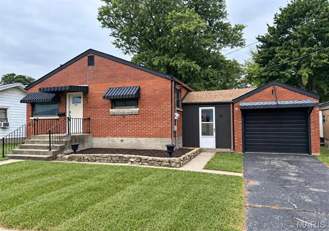 Photo 2 of Single family home for sale at 211 Niagara St, East Alton, IL 62024 | MLS# MIS26063065 | Listing updated on 2026-10-06