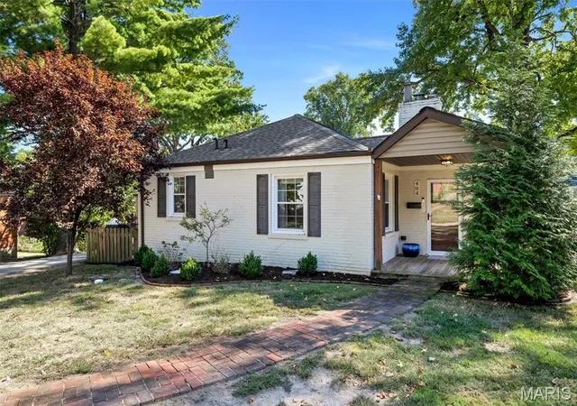 Photo 2 of Single family home for sale at 404 Cannonbury Dr, Saint Louis, MO 63119 | MLS# MIS26063086 | Listing updated on 2026-10-08